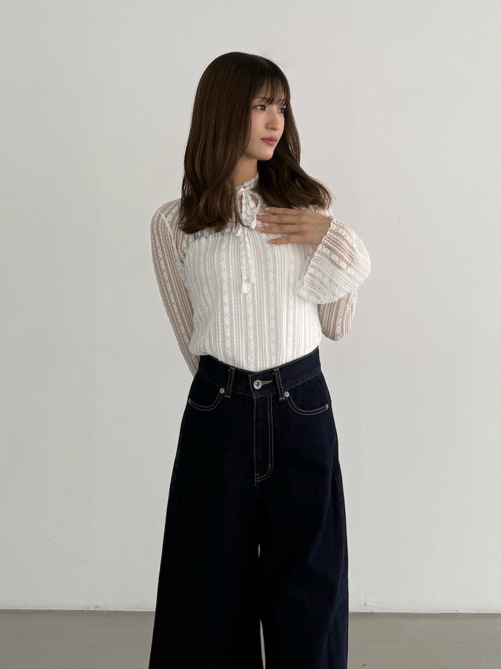 ホワイト系のTシャツ/カットソー、ブルー系のデニムパンツ、グレー系のパンプスを着用したレディースの夏コーディネートの8枚目の写真