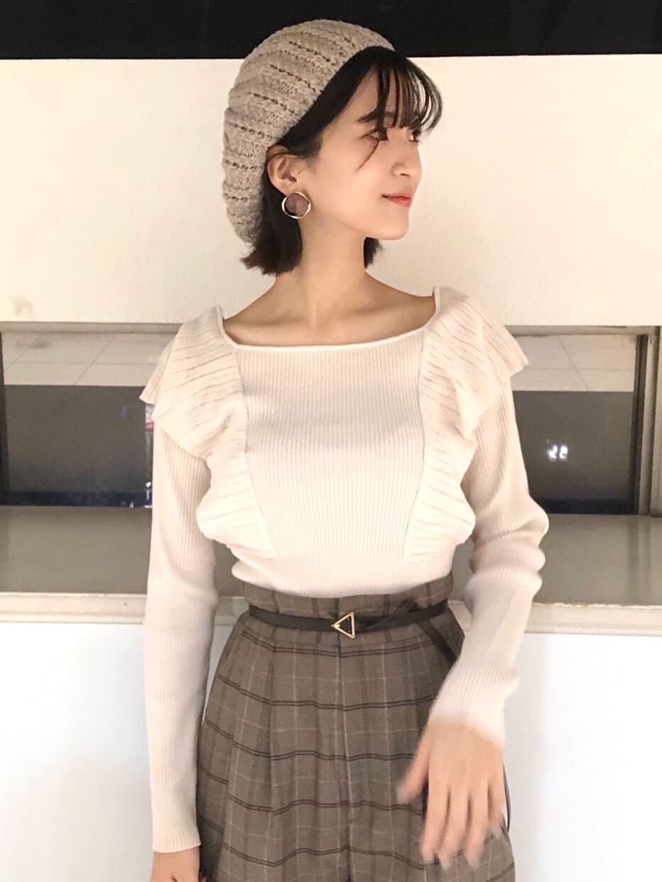 ブラウン系のその他アウター、ベージュ系のハンドバッグ、ホワイト系のニット/セーターを着用したレディースの秋コーディネートの7枚目の写真