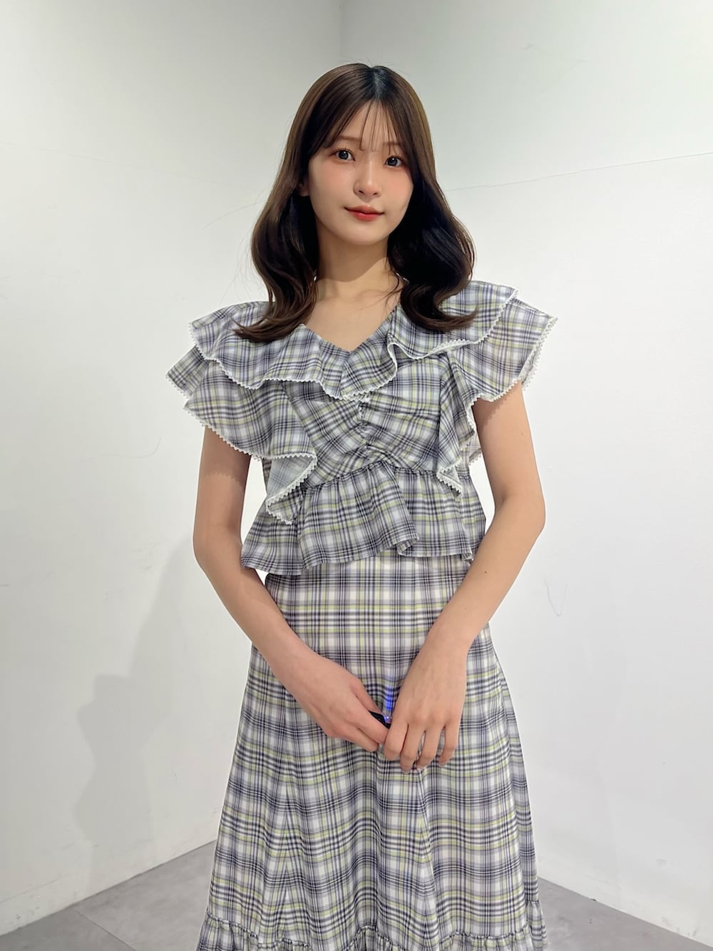 ブルー系のシャツ/ブラウス、ブルー系のスカート、その他のサンダルを着用したレディースの夏コーディネートの2枚目の写真