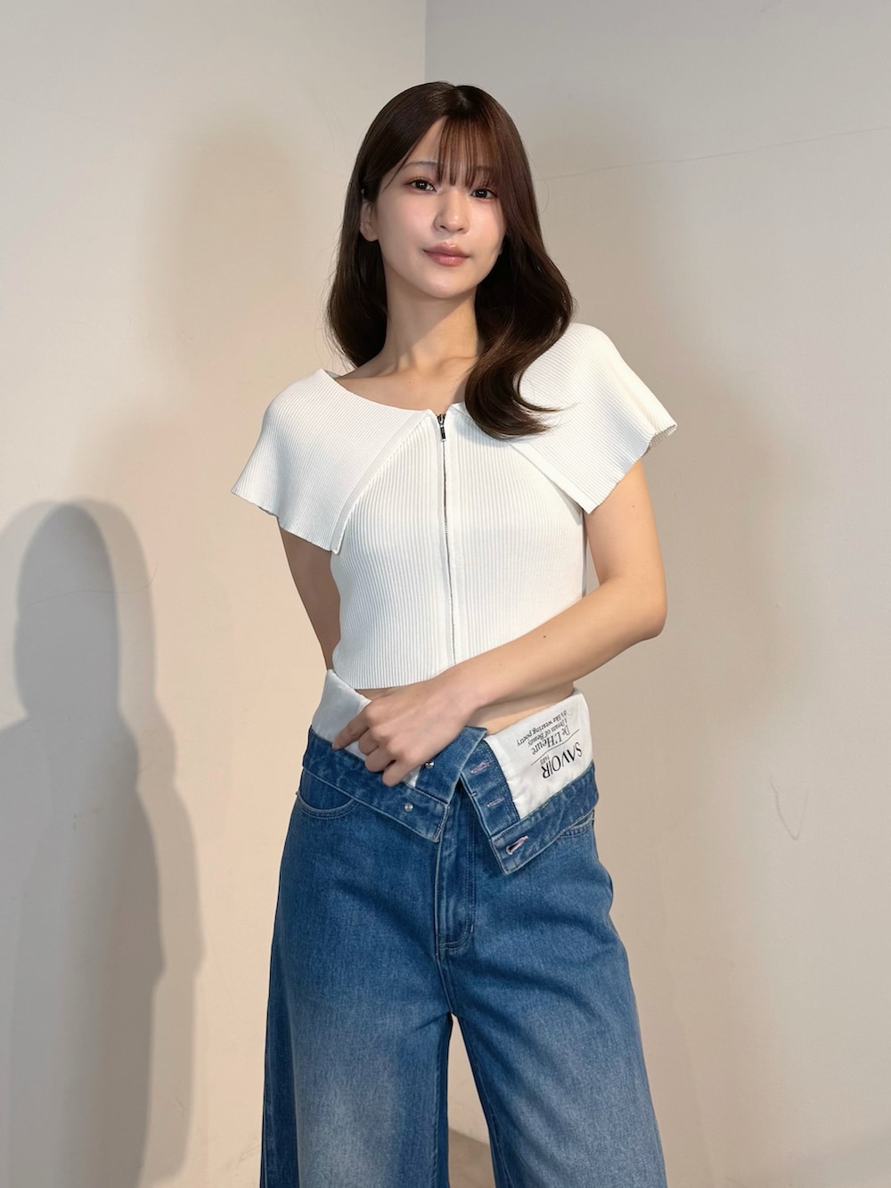 ブルー系のその他パンツ、ホワイト系のサンダル、ホワイト系のニット/セーターを着用したレディースの春コーディネートの7枚目の写真
