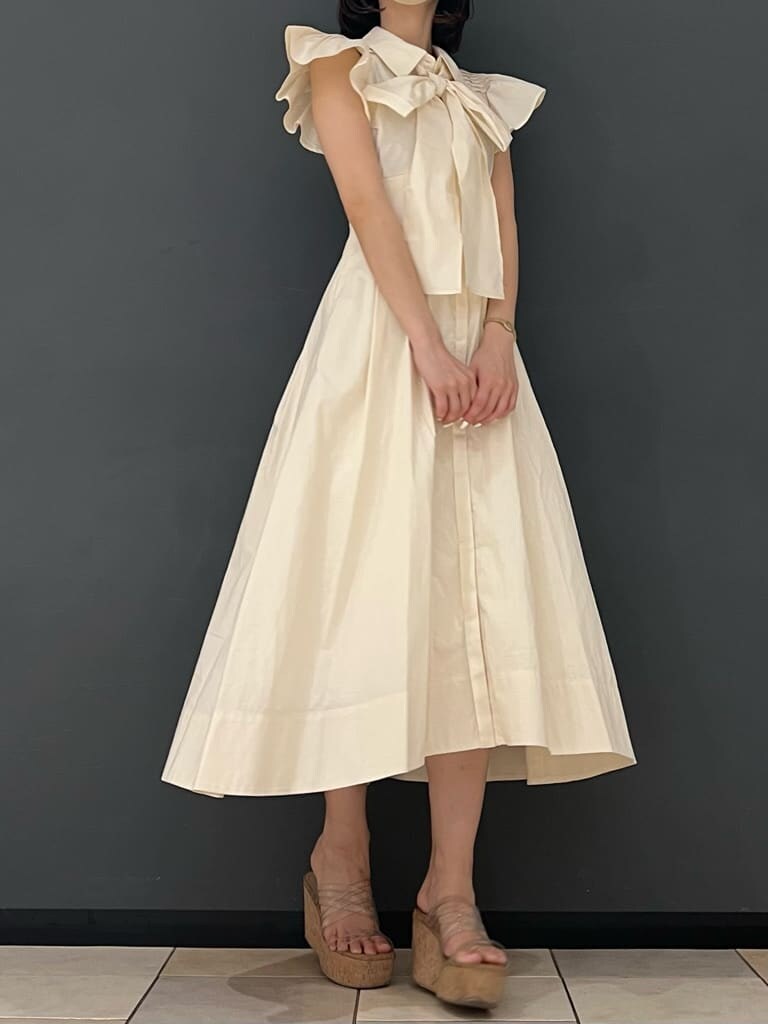 ホワイト系のワンピースを着用したレディースの夏コーディネートの2枚目の写真