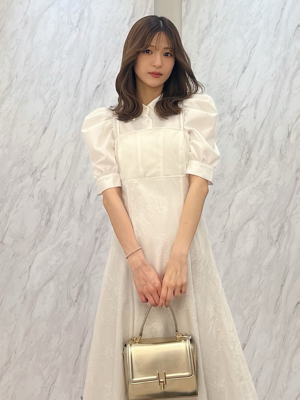「春コーデ、春めき満開コーデ、ドライブ、女子会、大人可愛い、春服コーデ、大人コーデ、春、春服、お花見コーデ、ホワイト、ホワイトコーデ、ワンピ、ワンピース、ワンピーススタイル」｜「MERCURYDUOのビスチェドッキングパワショルシャツワンピース（ワンピース、ホワイト系）」を使った、mihoさん（骨格ウェーブ・レディース・163cm）の春コーディネートの2枚目の写真