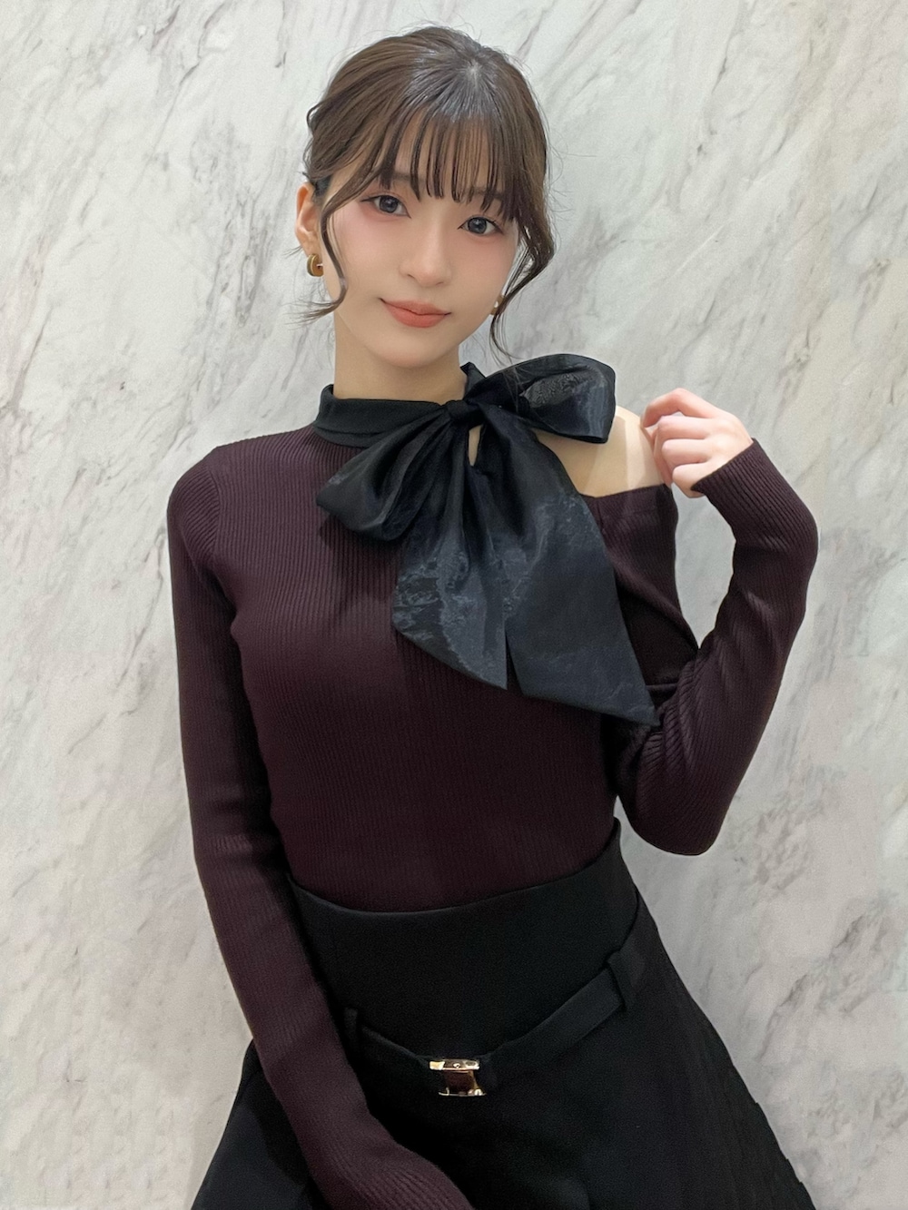ブラウン系のニット/セーター、ブラック系のその他パンツ、ブラック系のブーツを着用したレディースの秋コーディネートの3枚目の写真