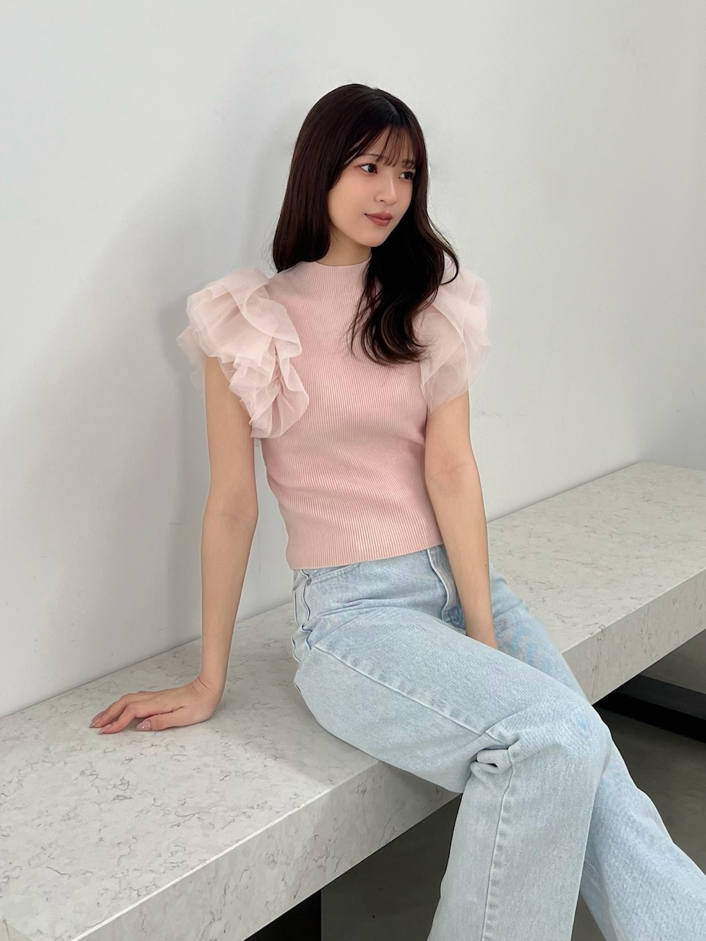 ピンク系のニット/セーター、ブルー系のデニムパンツ、その他のサンダルを着用したレディースの春コーディネートの9枚目の写真