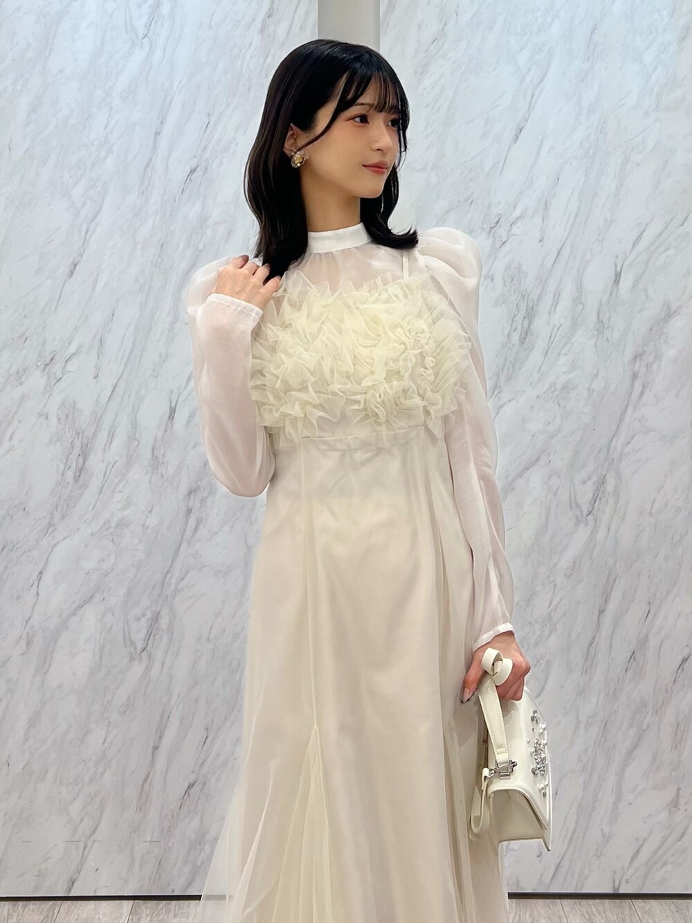 「MERCURYDUO(MERCURYDUO)、マーキュリーデュオ(MERCURYDUO)、骨格ウェーブ、パフスリーブ、ブラウス、キャミワンピース、ワントーン、淡色コーデ、淡色女子、ベージュコーデ、アイボリー、きれいめコーディネート、お呼ばれスタイル、同窓会、忘年会」｜「MERCURYDUOのビジューパールサイドフラワーイヤリング（ピアス（両耳用）、ゴールド系）」を使った、mihoさん（レディース・163cm）の冬コーディネートの4枚目の写真