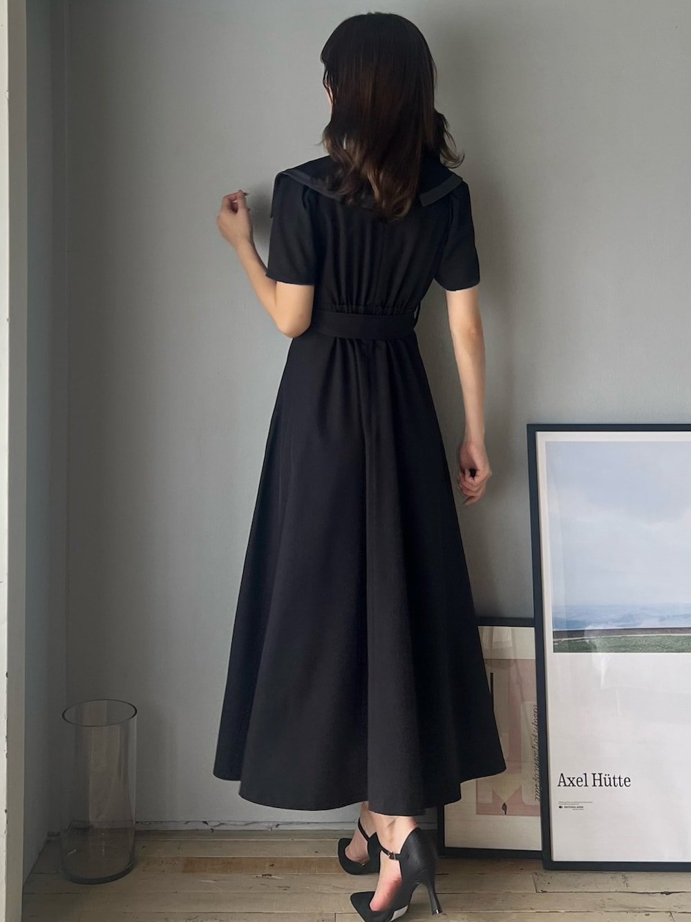 ブラック系のワンピースを着用したレディースの冬コーディネートの4枚目の写真