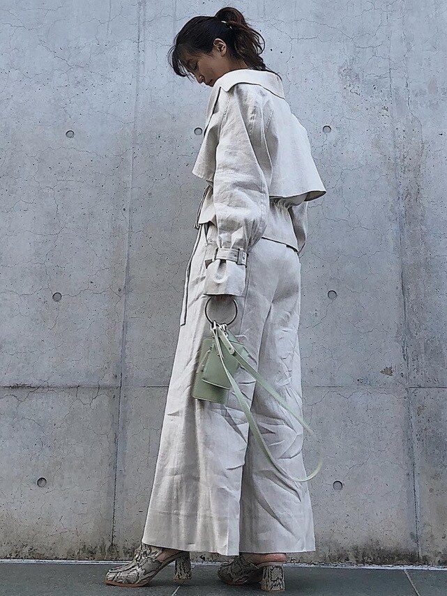 ホワイト系のその他パンツ、その他のローファー、ホワイト系のTシャツ/カットソーを着用したレディースの冬コーディネートの3枚目の写真