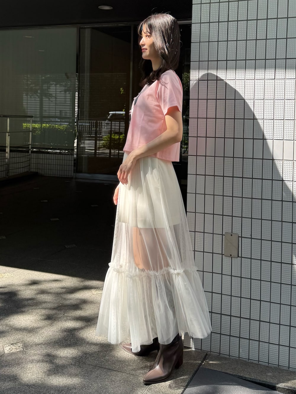 「デートコーデ、ロングスカート、きれいめカジュアル、Tシャツ、Tシャツコーデ、チュール、チュールスカート、ネコ、猫、フェミニン、フェミニンコーデ、MERCURYDUO(MERCURYDUO)、マーキュリーデュオ(MERCURYDUO)、ガーリー、大人ガーリー」｜「MERCURYDUOのCATプリントリボンTシャツ（Tシャツ/カットソー、ピンク系）」を使った、mihoさん（レディース・163cm）の夏コーディネートの4枚目の写真