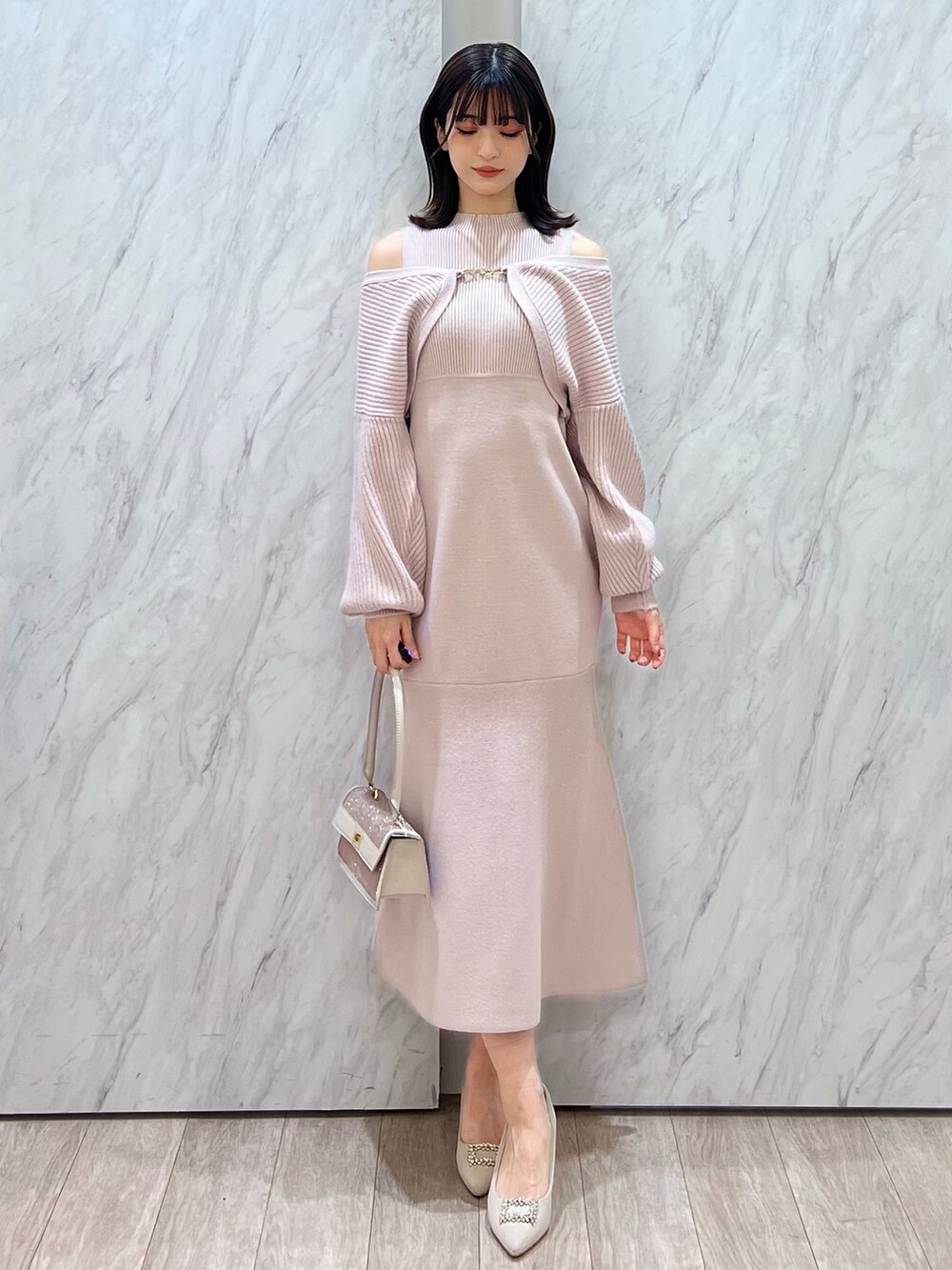 「MERCURYDUO(MERCURYDUO)、マーキュリーデュオ(MERCURYDUO)、骨格ウェーブ、イエベ秋、ニットワンピース、ニットワンピ、マーメイドワンピース、カーディガン、キラキラバッグ、ラメバッグ、パンプス、オフショル、オープンショルダー、肩あき、デートコーデ」｜「MERCURYDUOのチェーンボレロセットニットマーメイドワンピース（ワンピース、ピンク系）」を使った、mihoさん（レディース・163cm）の秋コーディネートの6枚目の写真