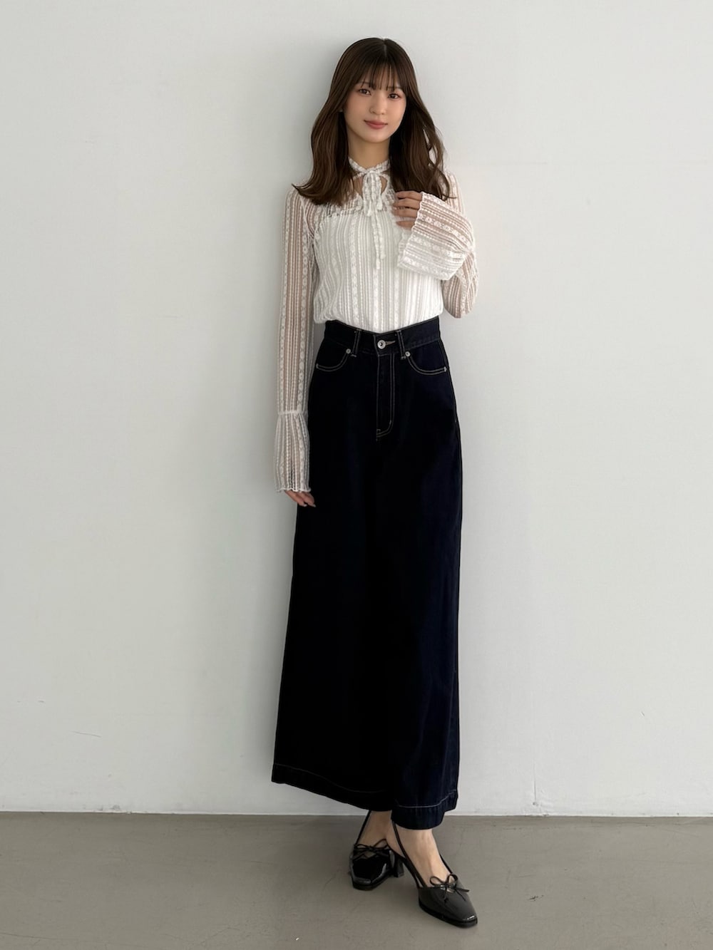 ホワイト系のTシャツ/カットソー、ブルー系のデニムパンツ、グレー系のパンプスを着用したレディースの夏コーディネートの7枚目の写真