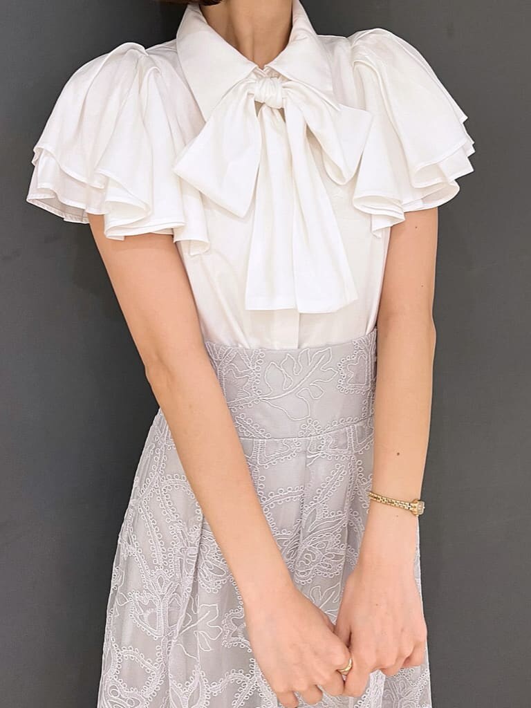 ホワイト系のシャツ/ブラウス、グリーン系のスカートを着用したレディースの夏コーディネートの6枚目の写真