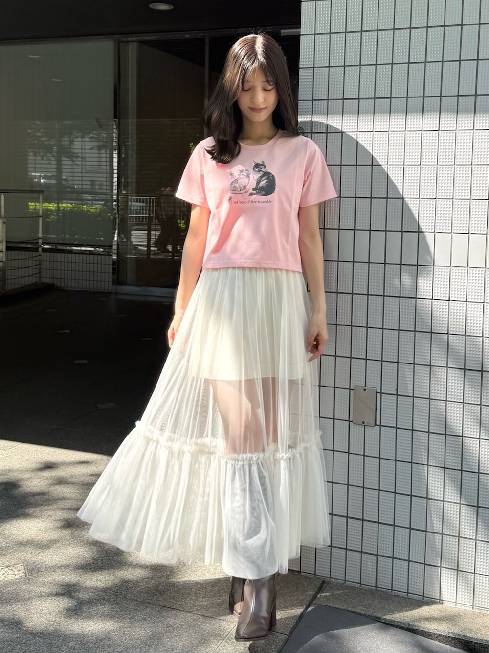 「デートコーデ、ロングスカート、きれいめカジュアル、Tシャツ、Tシャツコーデ、チュール、チュールスカート、ネコ、猫、フェミニン、フェミニンコーデ、MERCURYDUO(MERCURYDUO)、マーキュリーデュオ(MERCURYDUO)、ガーリー、大人ガーリー」｜「MERCURYDUOのCATプリントリボンTシャツ（Tシャツ/カットソー、ピンク系）」を使った、mihoさん（レディース・163cm）の夏コーディネートの7枚目の写真