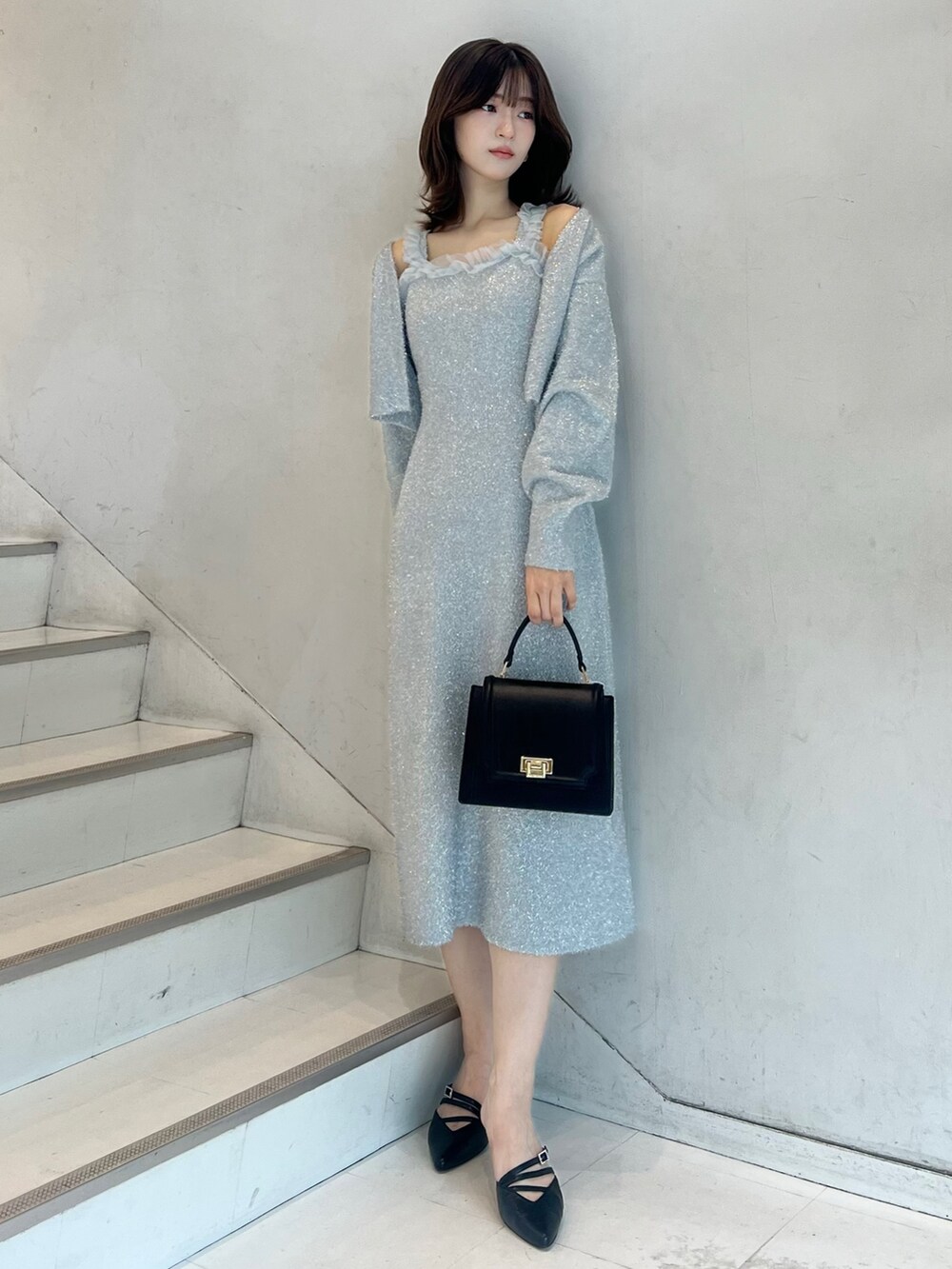 「MERCURYDUO(MERCURYDUO)、マーキュリーデュオ(MERCURYDUO)、骨格ウェーブ、キラキラ、キャミワンピ、カーディガン、ラメ、ラメニット、きれいめワンピース、タイトワンピース、ニットワンピース、ニットワンピ、お姉さんコーデ、ロングワンピース、ミュール」｜「MERCURYDUOのラメシャギーカーデセットキャミニットワンピース（ワンピース、シルバー系）」を使った、mihoさん（レディース・163cm）の秋コーディネートの3枚目の写真