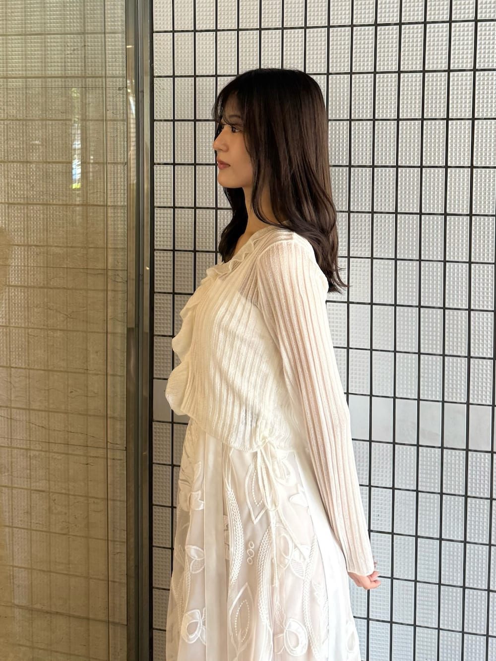 「ワンピース、ワンピーススタイル、ワンピースコーデ、ホワイト、ホワイトコーデ、ホワイト × ホワイト、カーディガン、カーディガンコーデ、ボレロ、レース、レースワンピース、フェミニン、フェミニンコーデ、大人女子、大人かわいい」｜「MERCURYDUOのメタルパーツストラップサンダル（サンダル、ベージュ系）」を使った、mihoさん（骨格ウェーブ・レディース・163cm）の夏コーディネートの7枚目の写真