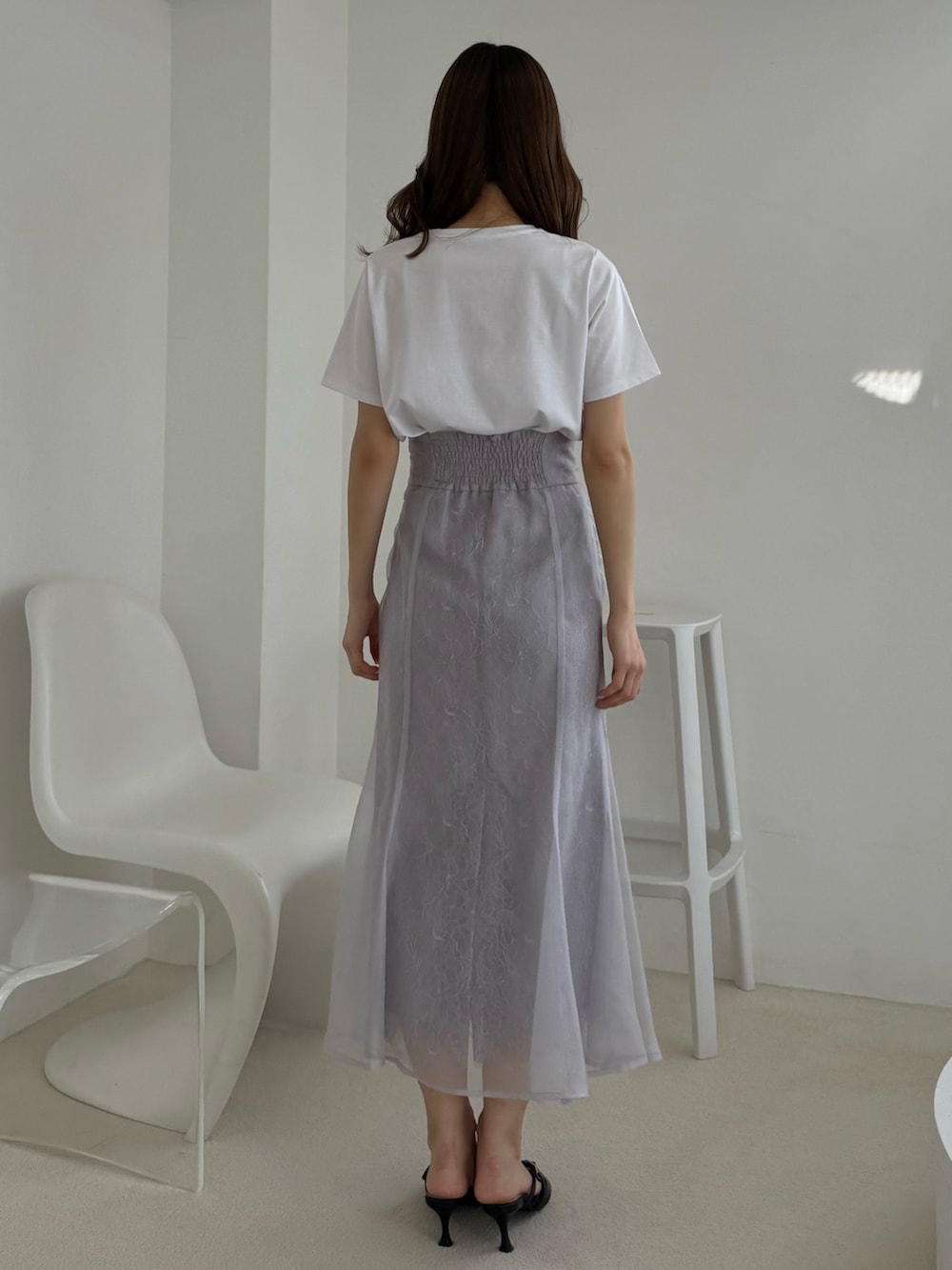 「白シャツ、Tシャツ、Tシャツコーデ、レース、レーススカート、マーメイドスカート、フェミニン、フェミニンコーデ、フェミニンスタイル、ガーリー、ガーリーコーデ、ガーリーカジュアル、ドライブ、女子会、今日のコーデ」｜「MERCURYDUOの刺繍ロゴTシャツ（Tシャツ/カットソー、ホワイト系）」を使った、mihoさん（骨格ウェーブ・レディース・163cm）の夏コーディネートの3枚目の写真
