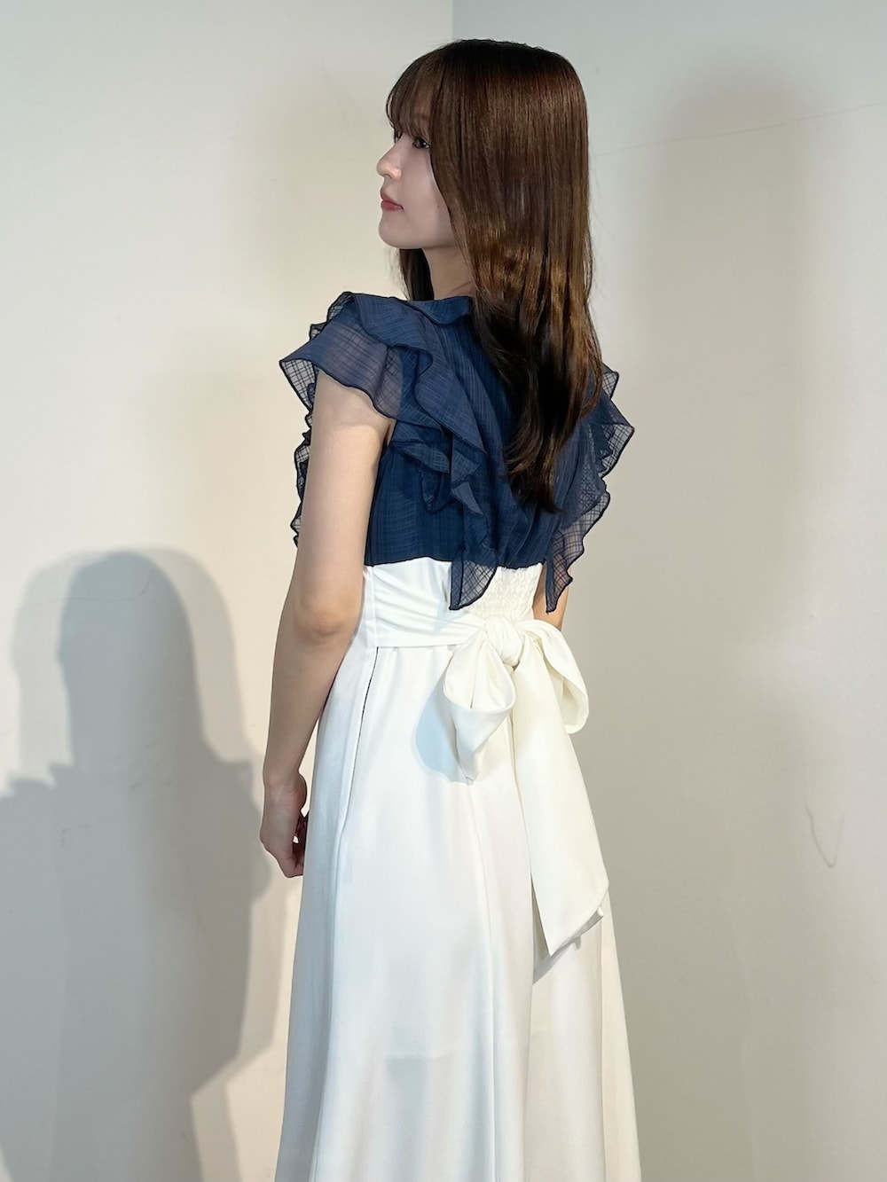 ブルー系のワンピース、ホワイト系のサンダルを着用したレディースの春コーディネートの5枚目の写真