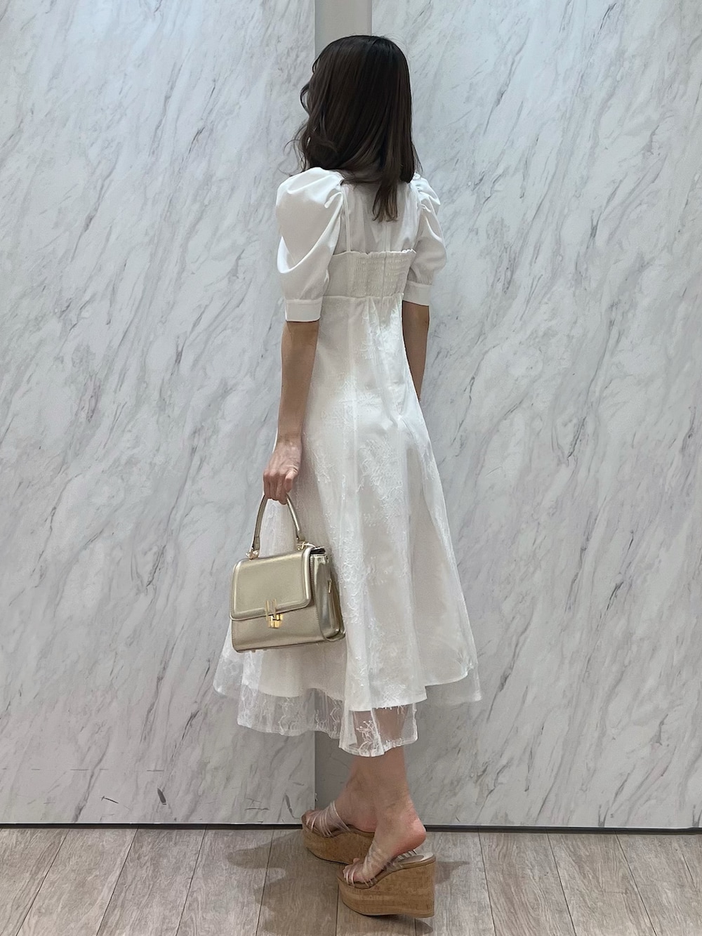 「春コーデ、春めき満開コーデ、ドライブ、女子会、大人可愛い、春服コーデ、大人コーデ、春、春服、お花見コーデ、ホワイト、ホワイトコーデ、ワンピ、ワンピース、ワンピーススタイル」｜「MERCURYDUOのビスチェドッキングパワショルシャツワンピース（ワンピース、ホワイト系）」を使った、mihoさん（骨格ウェーブ・レディース・163cm）の春コーディネートの4枚目の写真