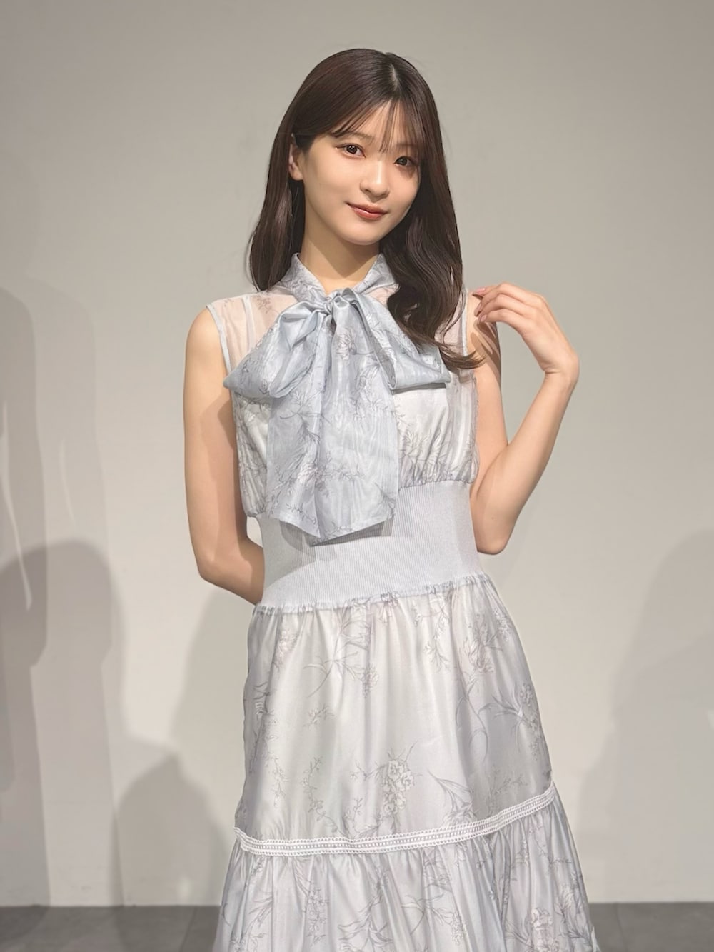 ブルー系のワンピース、シルバー系のパンプスを着用したレディースの夏コーディネートの2枚目の写真