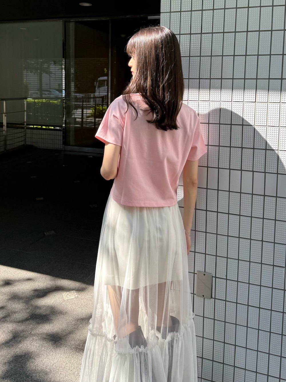 「デートコーデ、ロングスカート、きれいめカジュアル、Tシャツ、Tシャツコーデ、チュール、チュールスカート、ネコ、猫、フェミニン、フェミニンコーデ、MERCURYDUO(MERCURYDUO)、マーキュリーデュオ(MERCURYDUO)、ガーリー、大人ガーリー」｜「MERCURYDUOのCATプリントリボンTシャツ（Tシャツ/カットソー、ピンク系）」を使った、mihoさん（レディース・163cm）の夏コーディネートの6枚目の写真