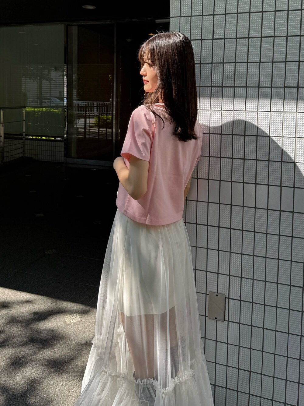 「デートコーデ、ロングスカート、きれいめカジュアル、Tシャツ、Tシャツコーデ、チュール、チュールスカート、ネコ、猫、フェミニン、フェミニンコーデ、MERCURYDUO(MERCURYDUO)、マーキュリーデュオ(MERCURYDUO)、ガーリー、大人ガーリー」｜「MERCURYDUOのCATプリントリボンTシャツ（Tシャツ/カットソー、ピンク系）」を使った、mihoさん（レディース・163cm）の夏コーディネートの5枚目の写真