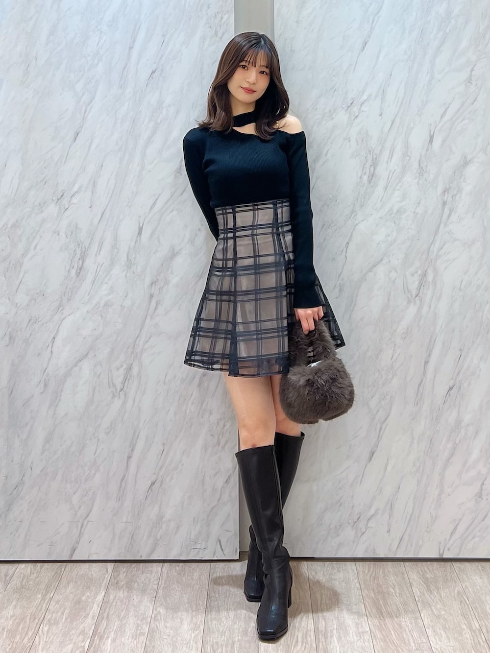 ブラック系のニット/セーター、ブラック系のその他パンツ、ブラウン系のハンドバッグを着用したレディースの冬コーディネートの4枚目の写真
