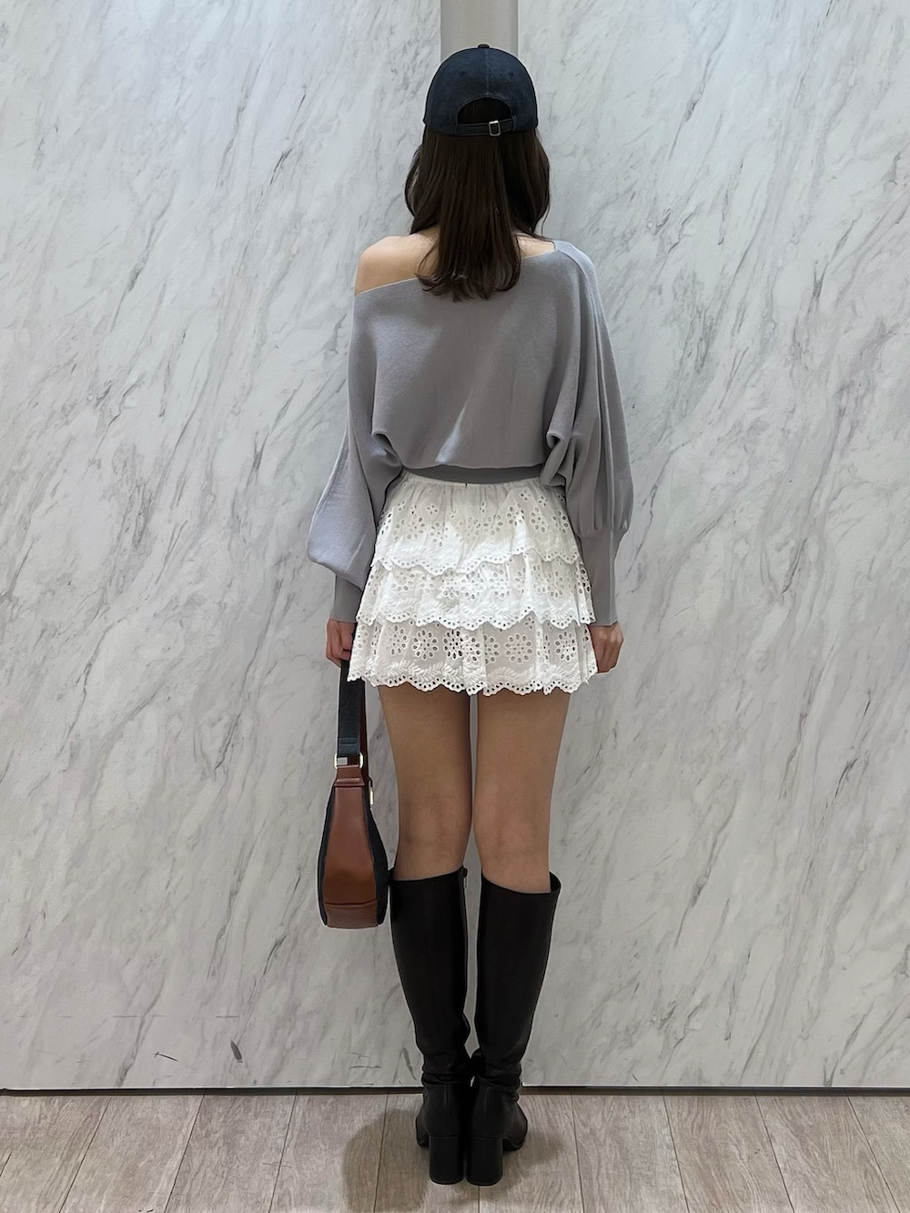 「キャップ、キャップ女子、ミニスカート、オフショル、オフショルダー、ワンショルダー、フェミニン、フェミニン×カジュアル、フェミニンコーデ、ガーリー、ガーリーコーデ、ガーリーカジュアル、トレンド、MERCURYDUO(MERCURYDUO)、マーキュリーデュオ(MERCURYDUO)」｜「MERCURYDUOのデニム配色パイピングキャップ（キャップ、ブルー系）」を使った、mihoさん（骨格ウェーブ・レディース・163cm）の春コーディネートの6枚目の写真
