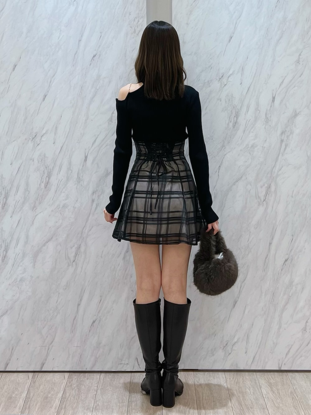 ブラック系のニット/セーター、ブラック系のその他パンツ、ブラウン系のハンドバッグを着用したレディースの冬コーディネートの3枚目の写真