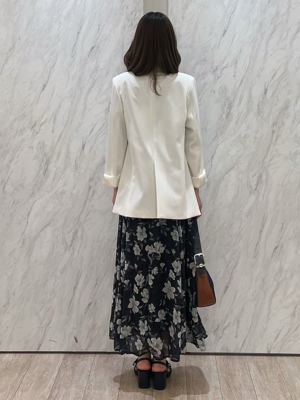 ブルー系のワンピース、ブルー系のパンプス、ブルー系のショルダーバッグを着用したレディースの春コーディネートの6枚目の写真