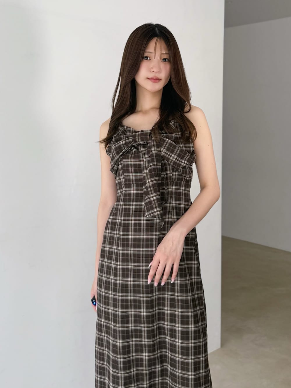 ブラック系のカーディガン/ボレロ、その他のワンピース、ブラック系のブーツを着用したレディースの夏コーディネートの4枚目の写真