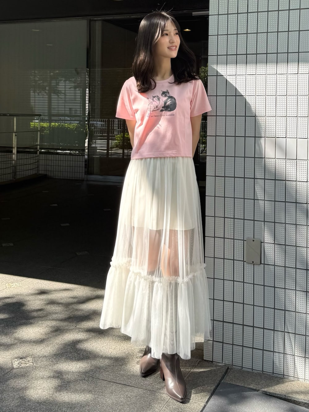 「デートコーデ、ロングスカート、きれいめカジュアル、Tシャツ、Tシャツコーデ、チュール、チュールスカート、ネコ、猫、フェミニン、フェミニンコーデ、MERCURYDUO(MERCURYDUO)、マーキュリーデュオ(MERCURYDUO)、ガーリー、大人ガーリー」｜「MERCURYDUOのCATプリントリボンTシャツ（Tシャツ/カットソー、ピンク系）」を使った、mihoさん（レディース・163cm）の夏コーディネートの3枚目の写真