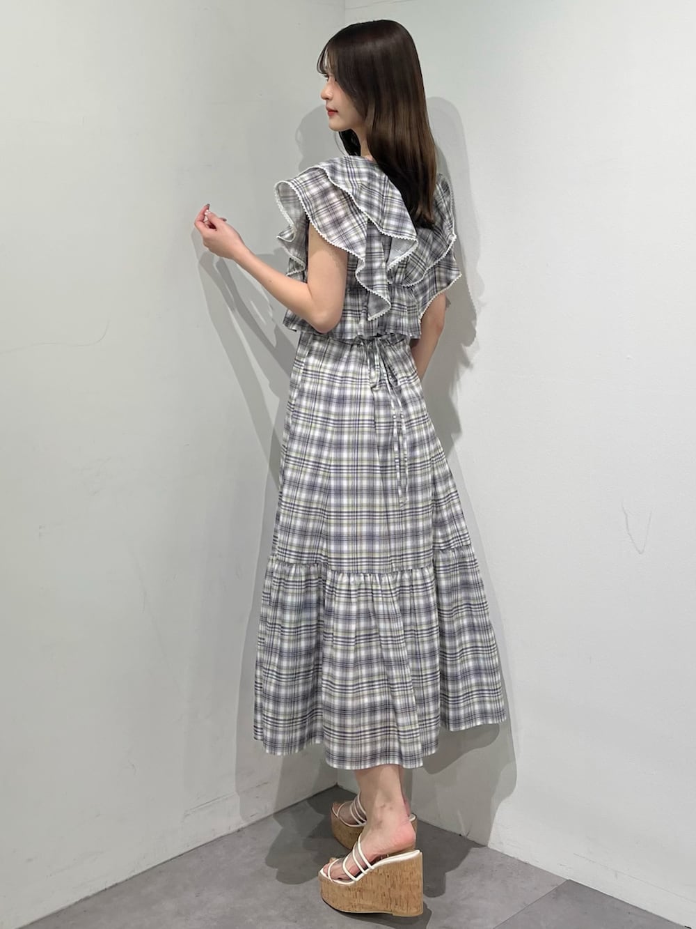ブルー系のシャツ/ブラウス、ブルー系のスカート、その他のサンダルを着用したレディースの夏コーディネートの3枚目の写真