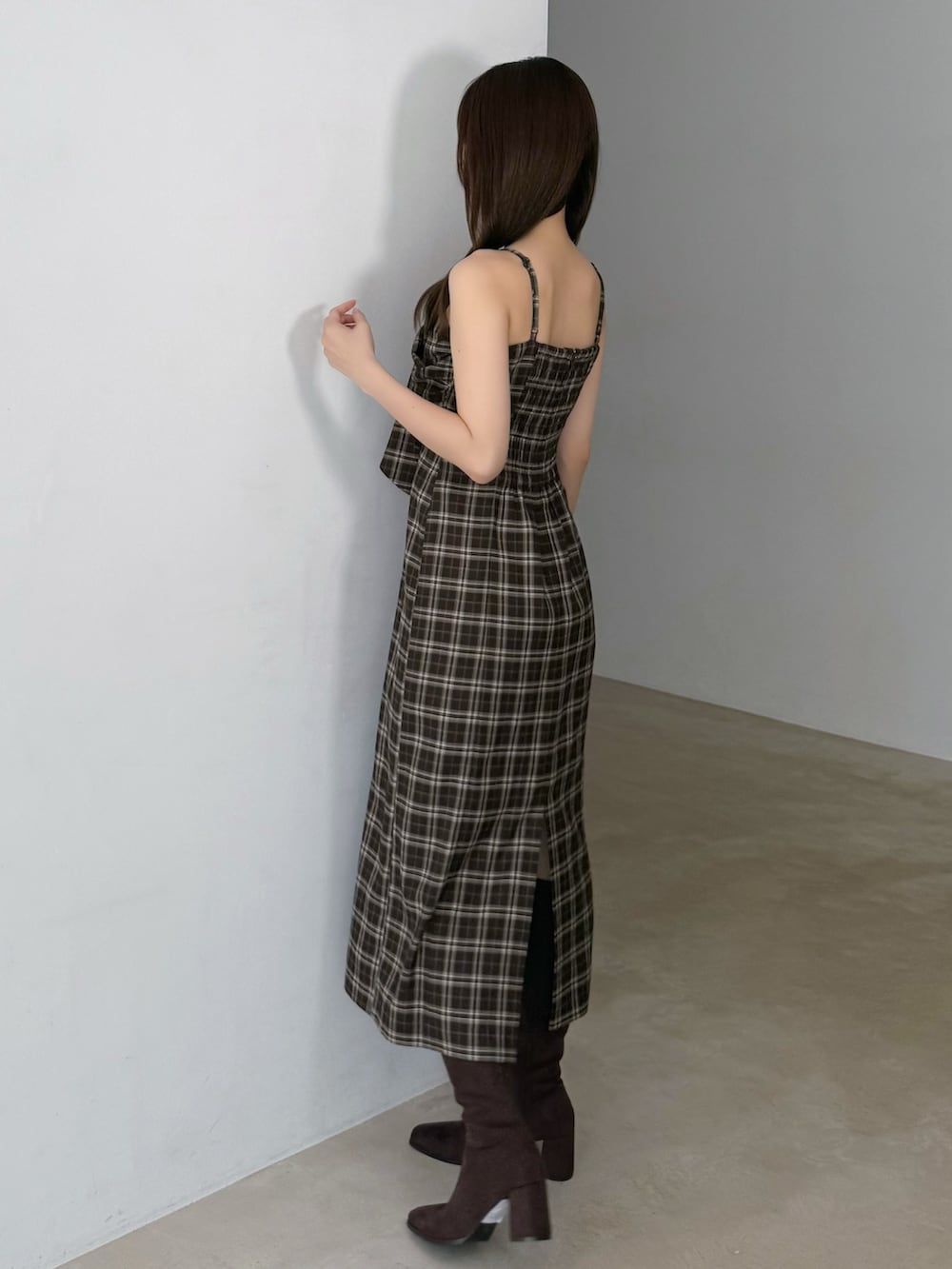 ブラック系のカーディガン/ボレロ、その他のワンピース、ブラック系のブーツを着用したレディースの夏コーディネートの6枚目の写真