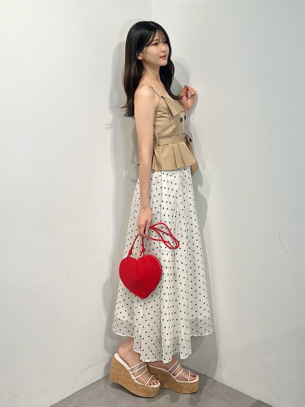 ベージュ系のワンピース、レッド系のショルダーバッグ、その他のサンダルを着用したレディースの夏コーディネートの4枚目の写真