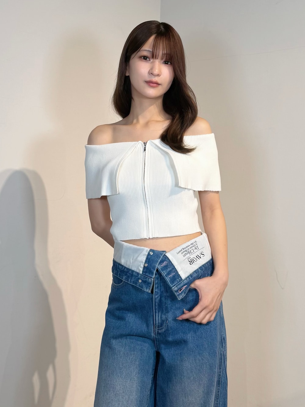 ブルー系のその他パンツ、ホワイト系のサンダル、ホワイト系のニット/セーターを着用したレディースの春コーディネートの2枚目の写真