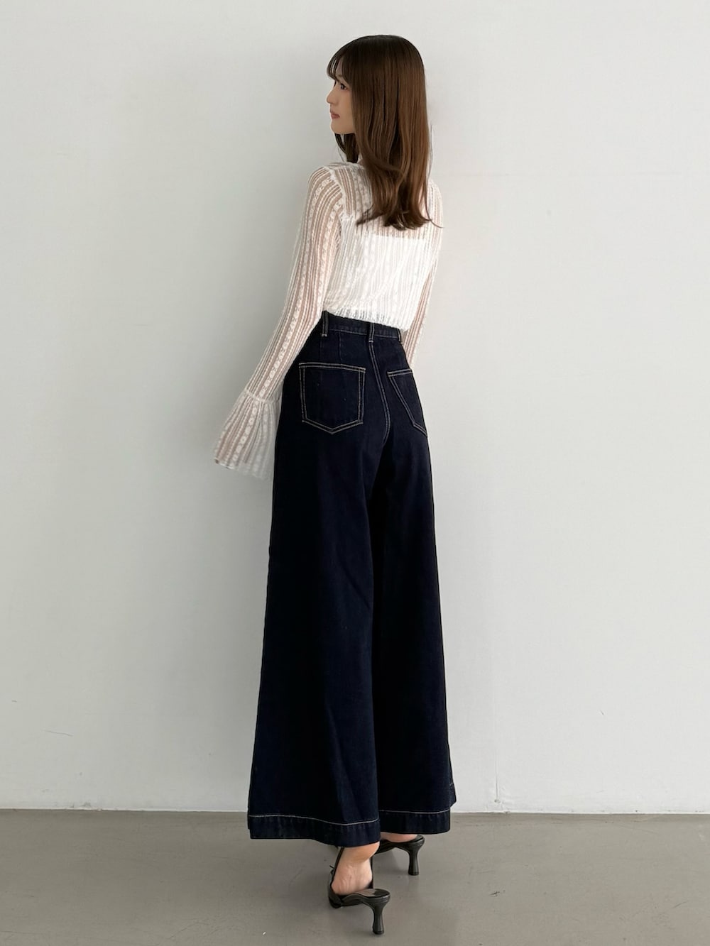 ホワイト系のTシャツ/カットソー、ブルー系のデニムパンツ、グレー系のパンプスを着用したレディースの夏コーディネートの4枚目の写真