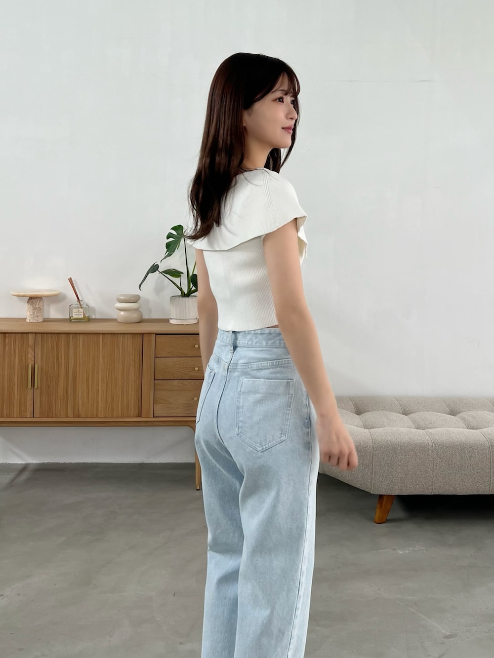 その他のサンダル、ブルー系のデニムパンツ、ホワイト系のニット/セーターを着用したレディースの春コーディネートの4枚目の写真