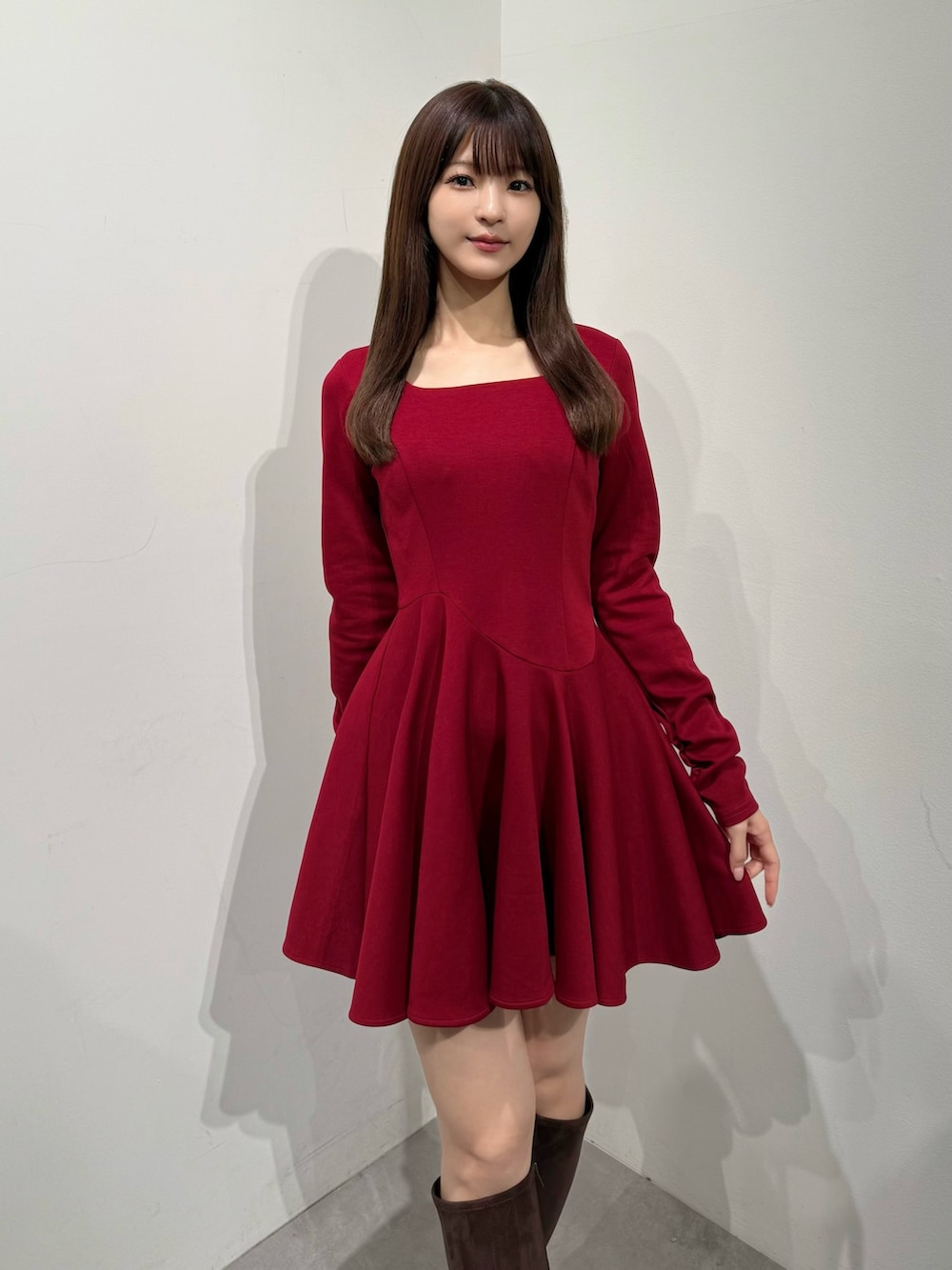 レッド系のワンピース、ブラウン系のブーツを着用したレディースの夏コーディネートの4枚目の写真