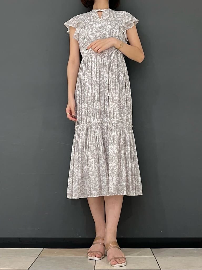 ベージュ系のサンダル、グレー系のワンピースを着用したレディースの夏コーディネートの2枚目の写真