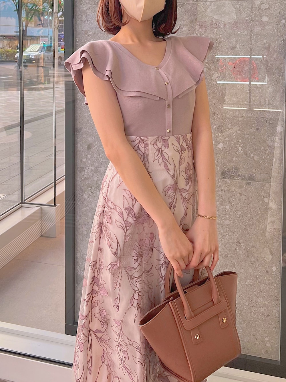 ホワイト系のトートバッグ、ピンク系のスカート、その他のサンダルを着用したレディースの春コーディネートの2枚目の写真