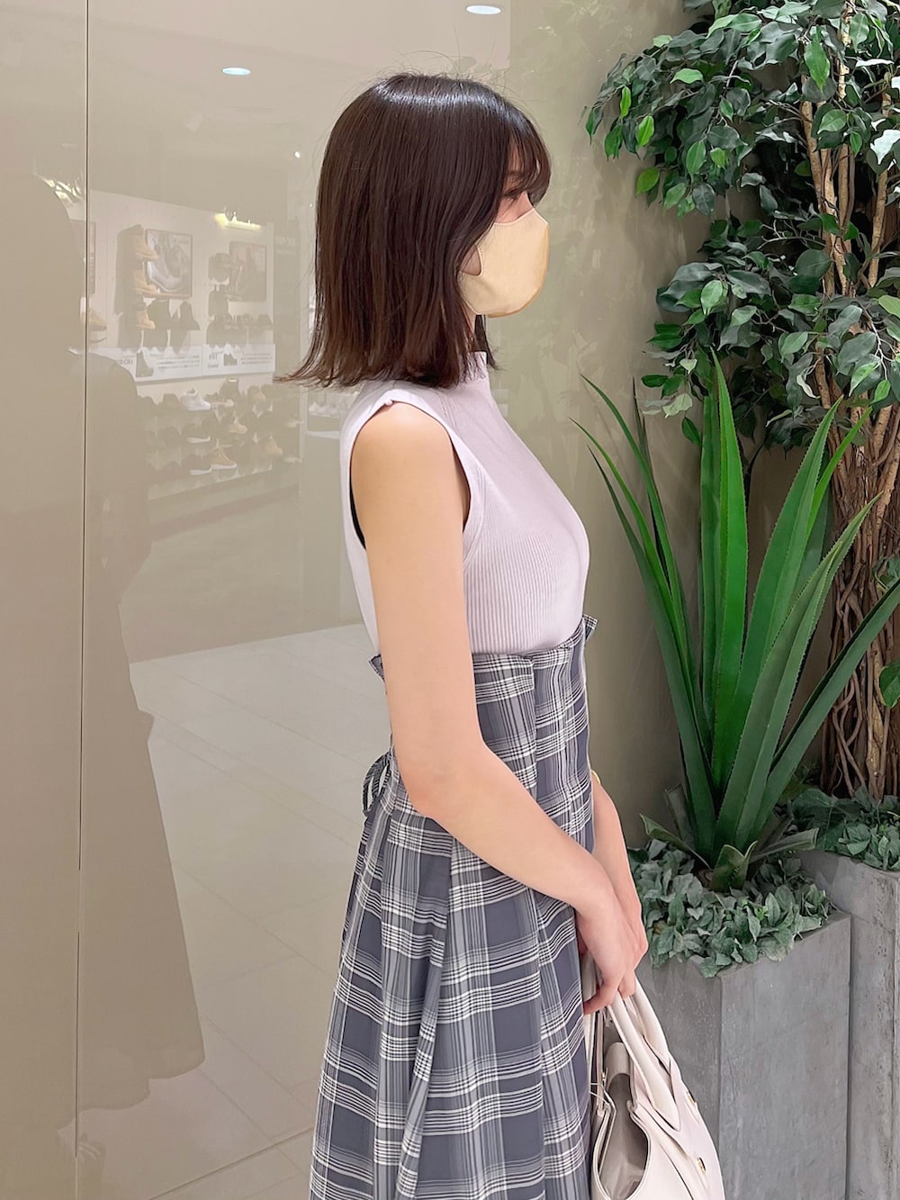 「MERCURYDUO(MERCURYDUO)、マーキュリーデュオ(MERCURYDUO)、骨格ウェーブ、ワンピース、チェック柄、ノースリーブ、ノースリーブワンピース、サンダル、大人可愛い、デートコーデ、モテ、このスタイルがお気に入り、休日スタイル、休日コーデ、初夏コーデ」｜「MERCURYDUOのフェイクレザーミニトート（トートバッグ、ホワイト系）」を使った、mihoさん（レディース・162cm）の夏コーディネートの6枚目の写真