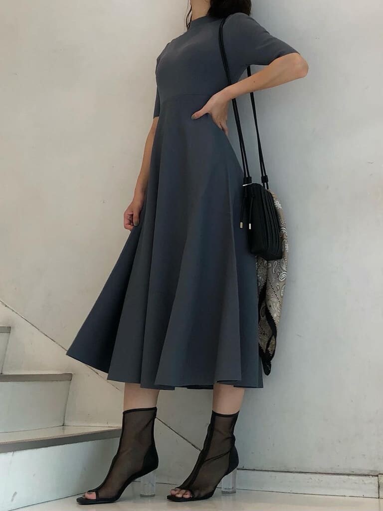 「ワンピース、マーキュリーデュオ、MERCURYDUO、デートコーデ、新作、キレイめ、デート、トレンド、お出かけ、大人フェミニン」｜「MERCURYDUOのプリーツミニポシェット（ハンドバッグ、ブラック系）」を使った、mihoさん（レディース・162cm）の夏コーディネートの3枚目の写真