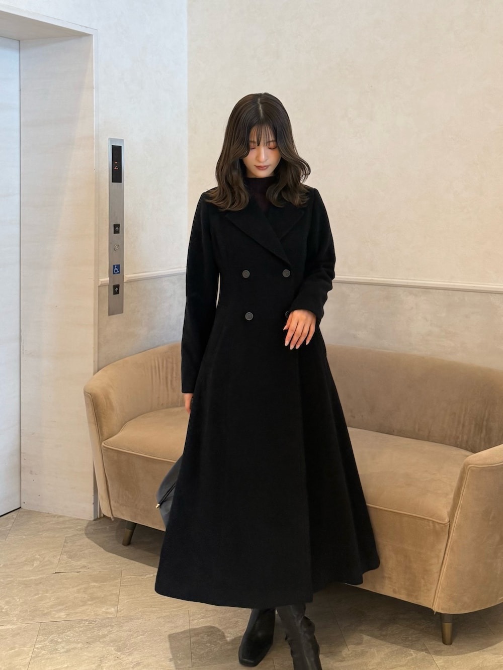 ブラック系のその他アウター、ブラウン系のニット/セーター、レッド系のその他パンツを着用したレディースの秋コーディネートの5枚目の写真