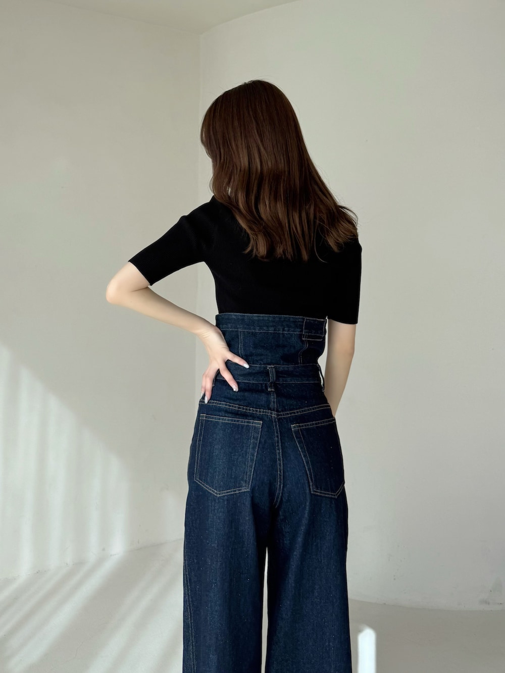 ブルー系のその他パンツ、ブラック系のニット/セーター、その他のサンダルを着用したレディースの春コーディネートの4枚目の写真