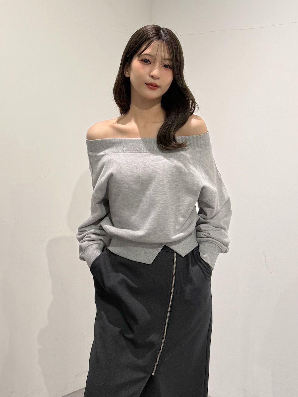 グレー系のスカート、グレー系のTシャツ/カットソーを着用したレディースの春コーディネートの3枚目の写真