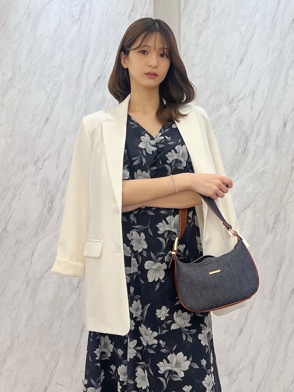 ブルー系のワンピース、ブルー系のパンプス、ブルー系のショルダーバッグを着用したレディースの春コーディネートの9枚目の写真