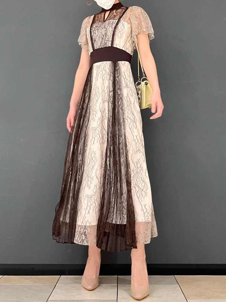 「マーキュリーデュオ、キレイめ、デートコーデ、お出かけ、トレンド、ワンピース、大人フェミニン、新作、デート、MERCURYDUO」｜「MERCURYDUOのレースプリーツスイッチングドレス（ワンピース、ホワイト系）」を使った、mihoさん（レディース・162cm）の夏コーディネートの4枚目の写真
