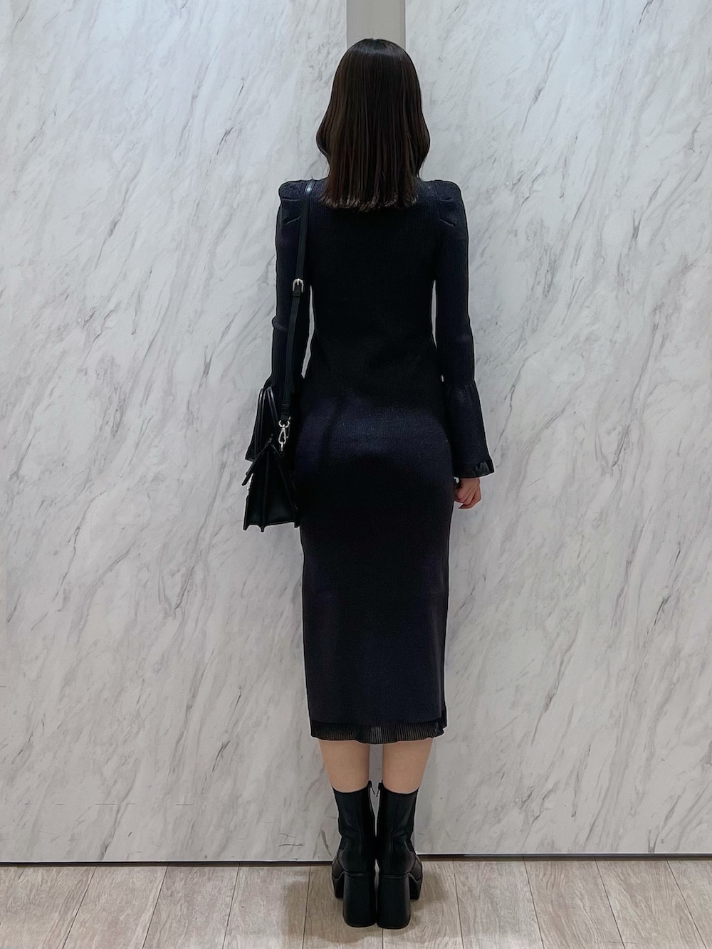 「ニットワンピース、オトナカワイイ、ワントーンコーデ、レディースファッション、キレイめ、ワンピ―ス、大人ファッション、MERCURYDUO(MERCURYDUO)、マーキュリーデュオ(MERCURYDUO)、ワンピ、ワンピース、ワンピーススタイル、ワンピースコーデ、大人女子、大人かわいい」｜「MERCURYDUOのシアーカットラメニットワンピース（ワンピース、ブラック系）」を使った、mihoさん（レディース・163cm）の冬コーディネートの4枚目の写真