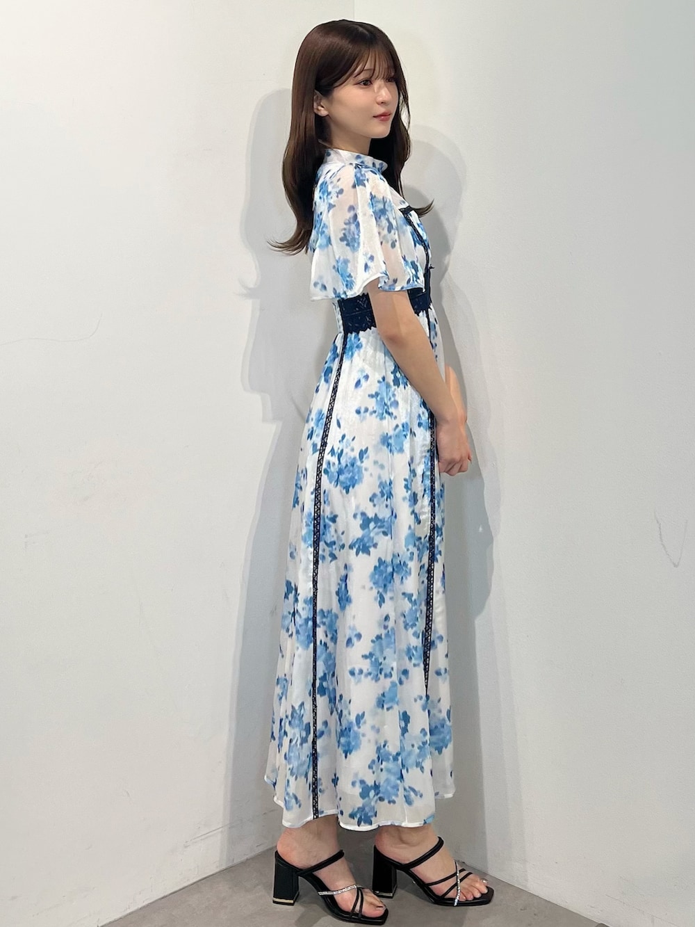 ブルー系のワンピース、ブラック系のサンダルを着用したレディースの春コーディネートの2枚目の写真