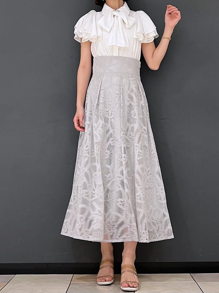 ホワイト系のシャツ/ブラウス、グリーン系のスカートを着用したレディースの夏コーディネートの4枚目の写真