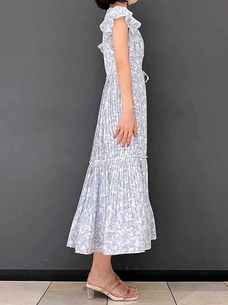 ベージュ系のサンダル、ブルー系のワンピースを着用したレディースの夏コーディネートの5枚目の写真